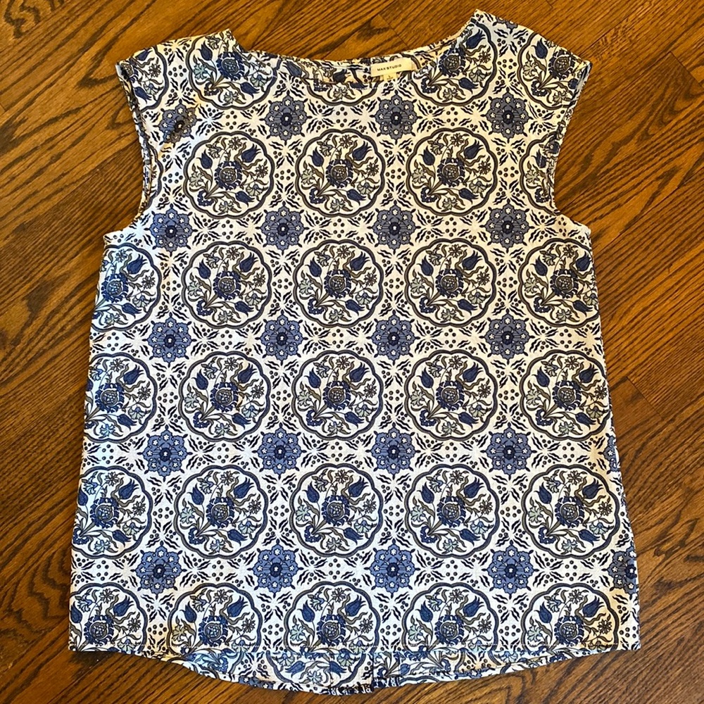Max Studio sleeveless blouse. Size L. Buttons down back. Excellent condition!